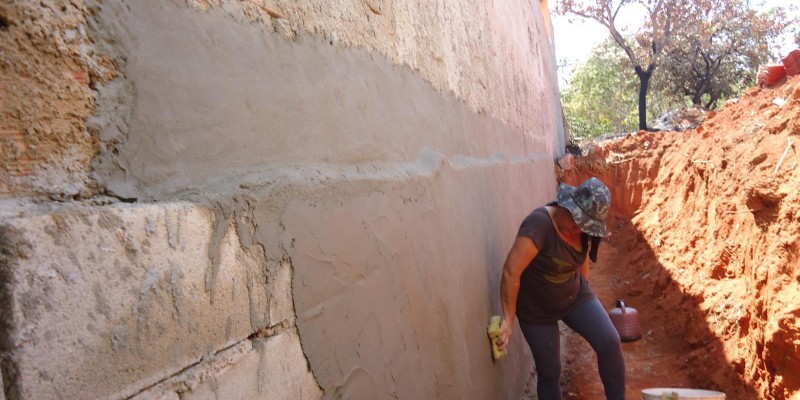 Construindo o muro de arrimo  Tecpar Pavimentação Ecológica