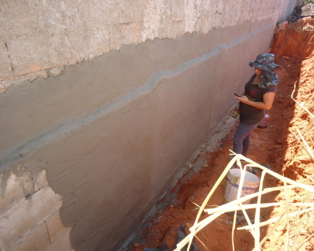 Imagem 46 da galeria impermeabilização de muro de arrimo.impermeabilizamos e tratamos muros e paredes com umidade, primeiro retirar o reboço antigo e refaz, impermeabilizando chapisco e reboço. ou corta a parede na parte baixa e preenche com impermeabilizante. 