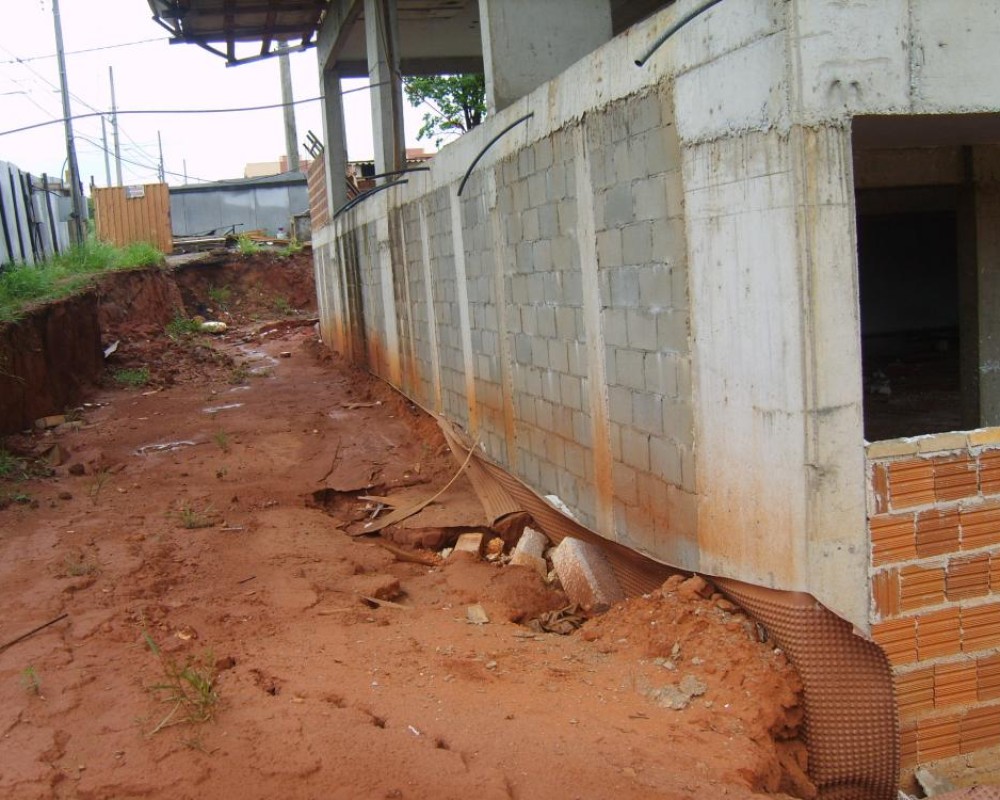 Imagem 9 da galeria impermeabilização de muro de arrimo.impermeabilizamos e tratamos muros e paredes com umidade, primeiro retirar o reboço antigo e refaz, impermeabilizando chapisco e reboço. ou corta a parede na parte baixa e preenche com impermeabilizante. 