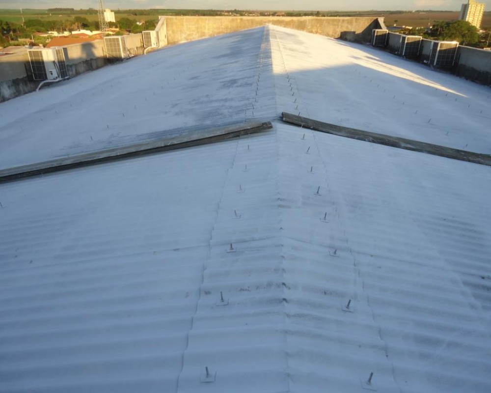 Imagem 5 da galeria Impermeabilização de Telhado.para impermeabilizar um telhado galvanizado, devem ter muito cuidado, primeiro fazer uma bandagem ligando a calha ou rufo a parede que deve está rebocada, dificilmente elimina 100% das goteiras na primeira vistoria, vezes sim 
