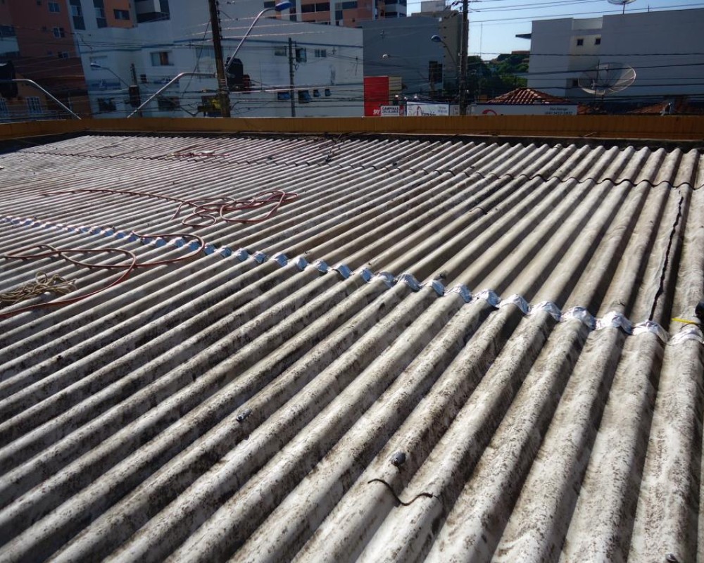 Imagem 18 da galeria Impermeabilização de Telhado. para impermeabilizar um telhado é preciso lavar bem se posivél com cloro, após a lavagem aplicá a tinta térmica.  