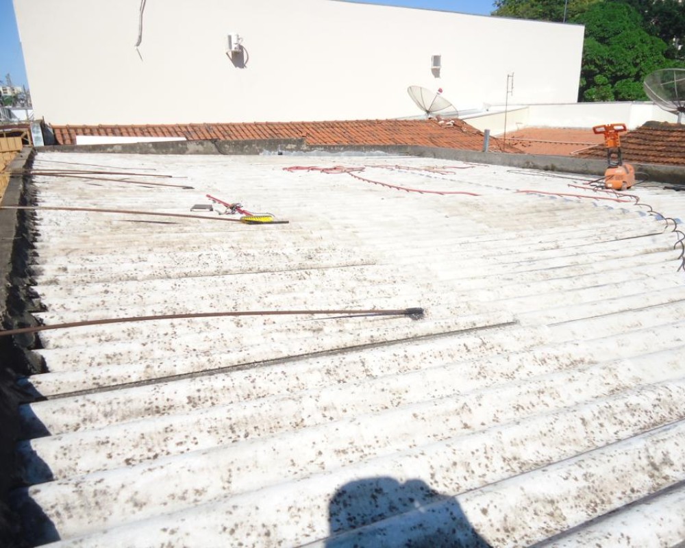 Imagem 15 da galeria Impermeabilização de Telhado. para impermeabilizar um telhado é preciso lavar bem se posivél com cloro, após a lavagem aplicá a tinta térmica.  