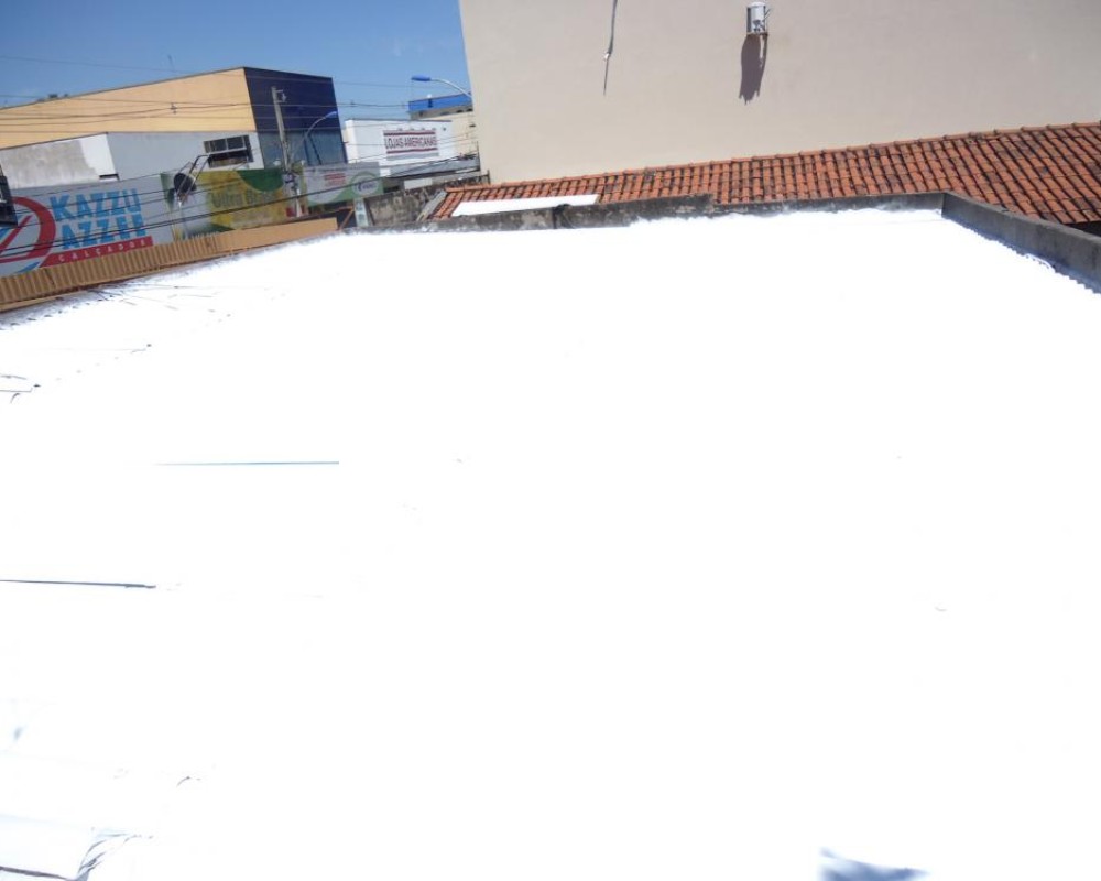 Imagem 13 da galeria Impermeabilização de Telhado. para impermeabilizar um telhado é preciso lavar bem se posivél com cloro, após a lavagem aplicá a tinta térmica.  