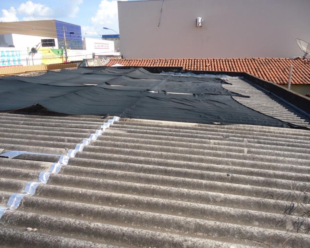 Imagem 27 da galeria Impermeabilização de Telhado. para impermeabilizar um telhado é preciso lavar bem se posivél com cloro, após a lavagem aplicá a tinta térmica.  