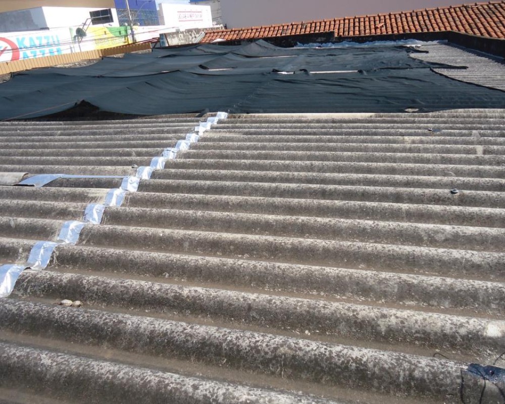 Imagem 26 da galeria Impermeabilização de Telhado. para impermeabilizar um telhado é preciso lavar bem se posivél com cloro, após a lavagem aplicá a tinta térmica.  
