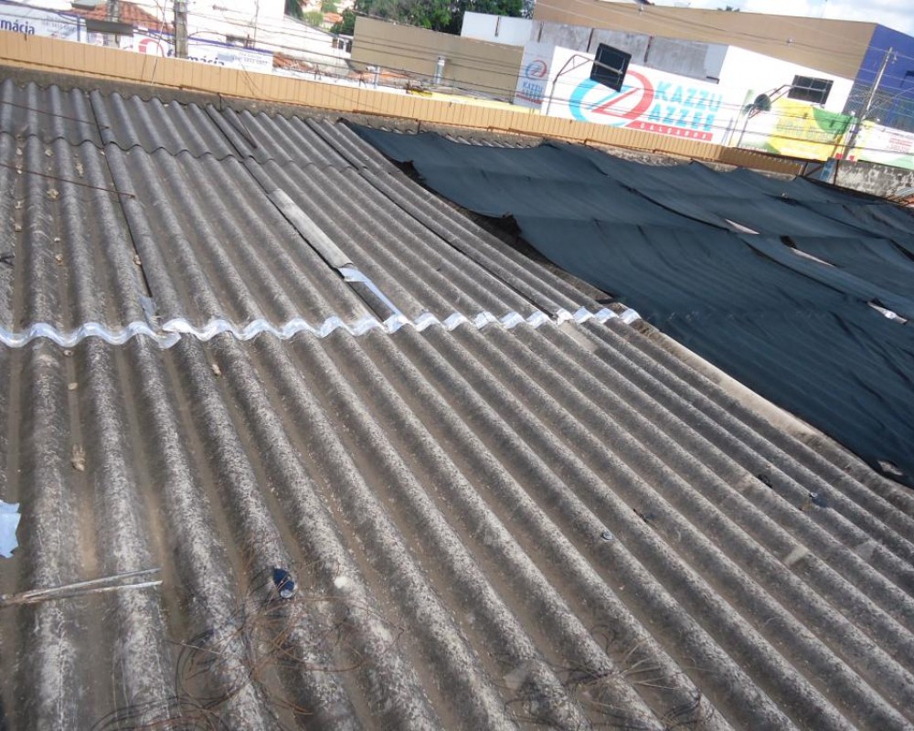 Imagem 24 da galeria Impermeabilização de Telhado. para impermeabilizar um telhado é preciso lavar bem se posivél com cloro, após a lavagem aplicá a tinta térmica.  