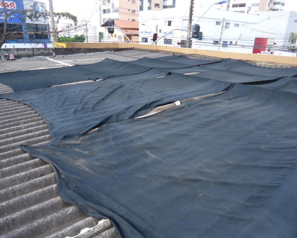 Imagem 23 da galeria Impermeabilização de Telhado. para impermeabilizar um telhado é preciso lavar bem se posivél com cloro, após a lavagem aplicá a tinta térmica.  