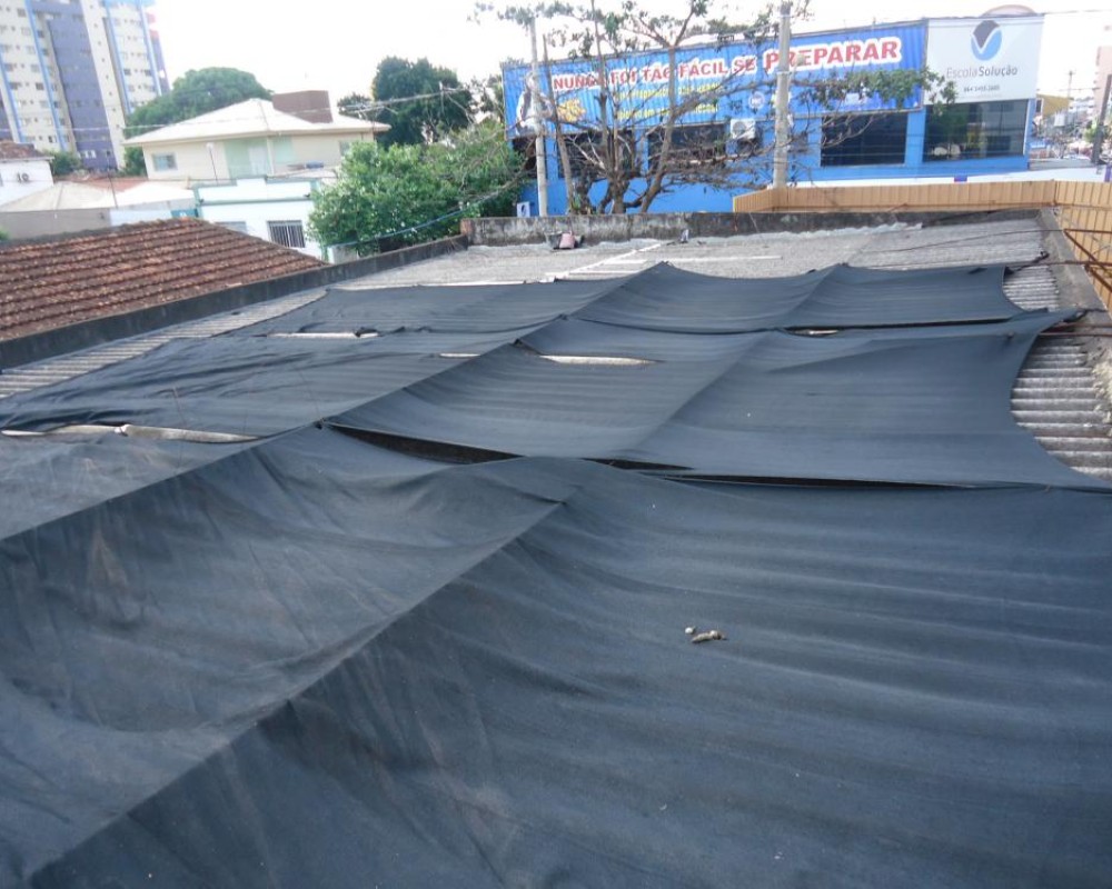 Imagem 20 da galeria Impermeabilização de Telhado. para impermeabilizar um telhado é preciso lavar bem se posivél com cloro, após a lavagem aplicá a tinta térmica.  