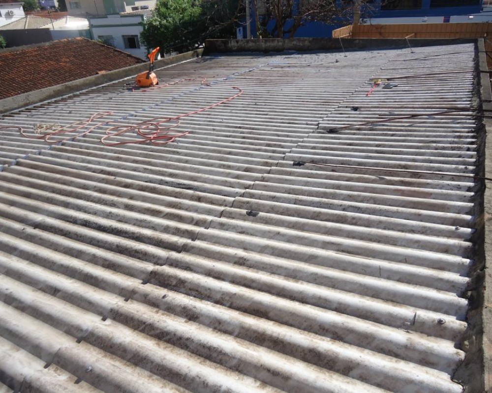 Imagem 19 da galeria Impermeabilização de Telhado. para impermeabilizar um telhado é preciso lavar bem se posivél com cloro, após a lavagem aplicá a tinta térmica.  