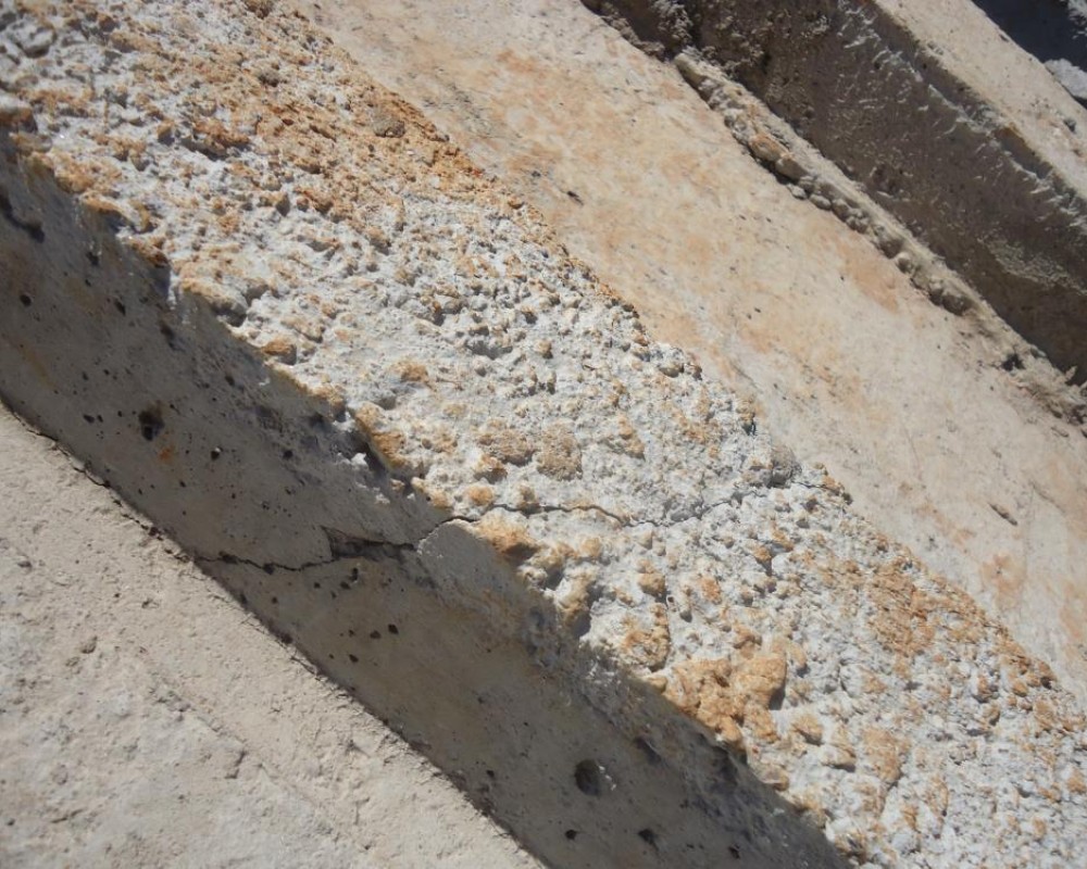 Imagem 33 da galeria impermeabilização de laje. para impermeabilizar uma laje de concreto, faz uma limpeza para remover todas as partículas solta, tratar as trinca, e sobre a impermeabilização aplicar tinta térmica.   