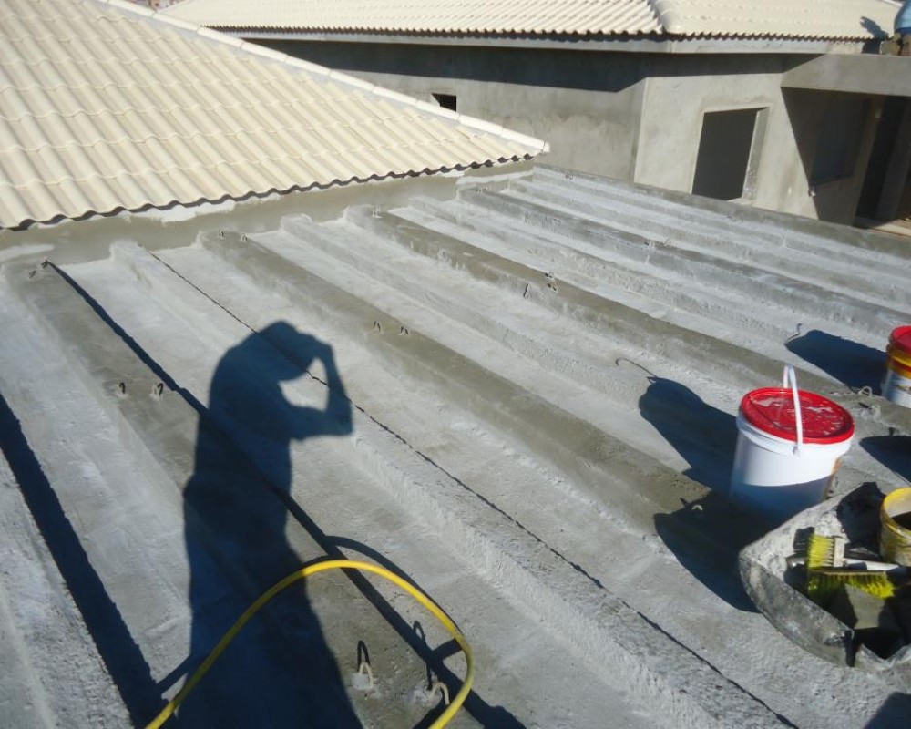 Imagem 24 da galeria impermeabilização de laje. para impermeabilizar uma laje de concreto, faz uma limpeza para remover todas as partículas solta, tratar as trinca, e sobre a impermeabilização aplicar tinta térmica.   