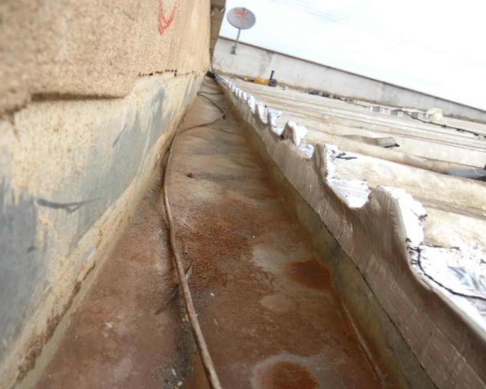 Imagem 57 da galeria Impermeabilização de Telhado. lavamos, tratamos os parafusos, telhas amassadas, eliminamos ponta de telhas que atrapalham a limpeza da calha, limpamos calhas e condutores de água, após esses processos o isolamento térmico.s  