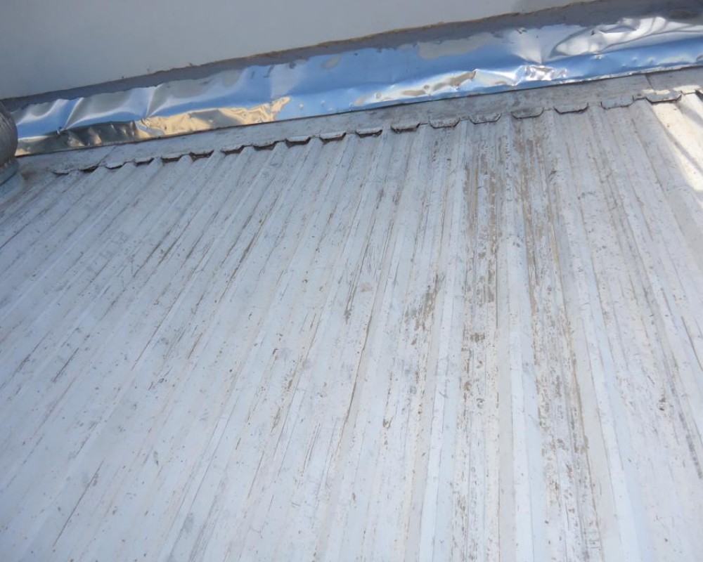 Imagem 46 da galeria Impermeabilização de Telhado. lavamos, tratamos os parafusos, telhas amassadas, eliminamos ponta de telhas que atrapalham a limpeza da calha, limpamos calhas e condutores de água, após esses processos o isolamento térmico.s  