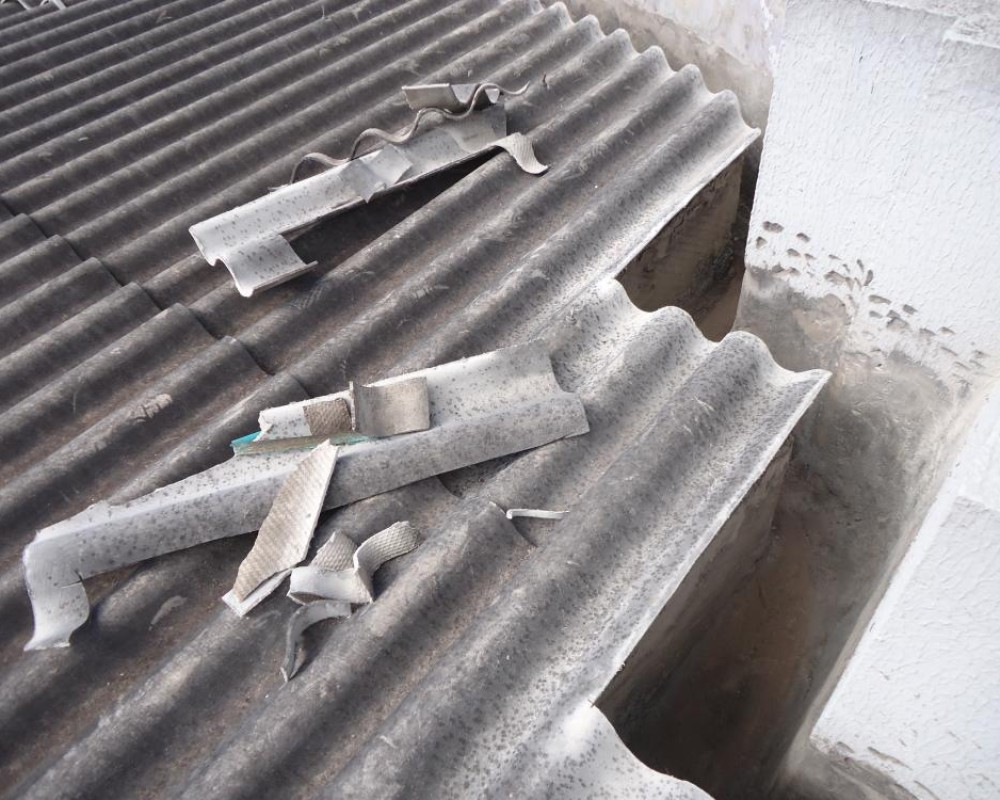 Imagem 11 da galeria Impermeabilização de Calhas. as calhas de concretos precisam de manutenção no minimo uma vez ao o ano.