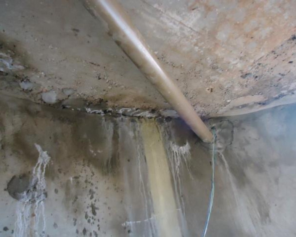 Imagem 106 da galeria impermeabilização.danos provocados por falta de manutenção em caixa d'água e reservatório. a manutenção tem que ser feita no minimo uma vez ao ano.