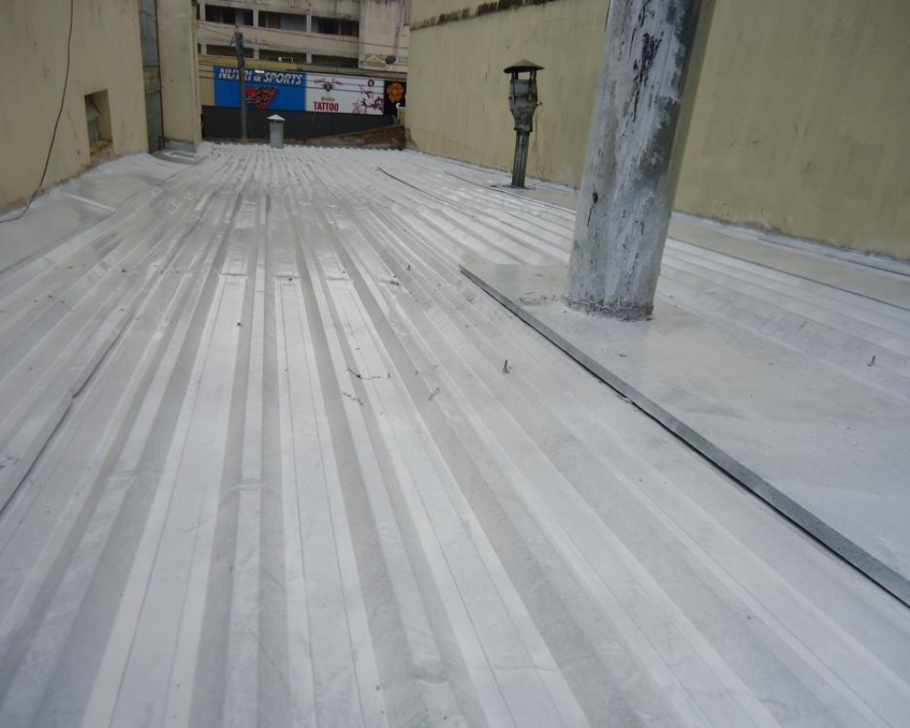 Imagem 6 da galeria Impermeabilização e Isolamento Térmico para Telhados e Coberturas, com manta aluminizada e tinta térmica.