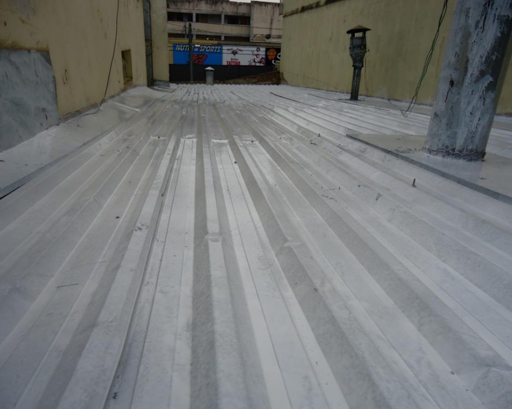 Imagem 4 da galeria Impermeabilização e Isolamento Térmico para Telhados e Coberturas, com manta aluminizada e tinta térmica.