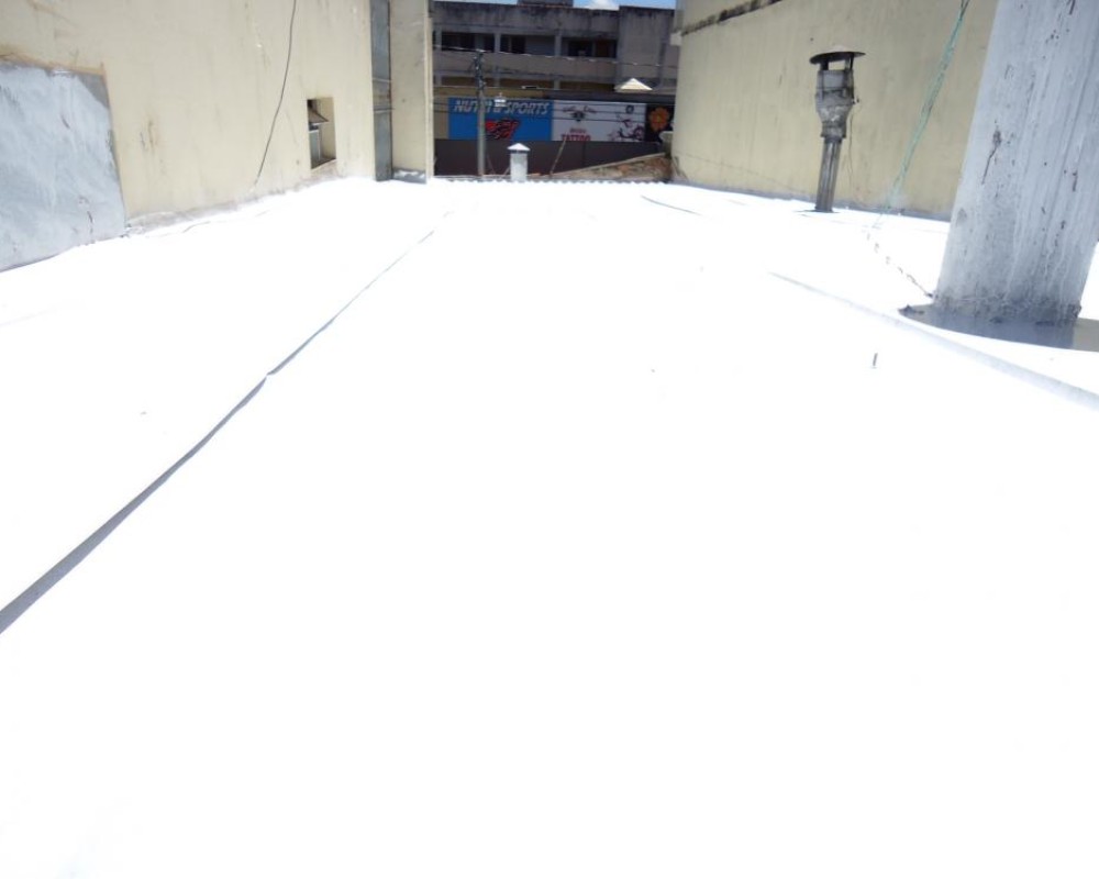 Imagem 1 da galeria Impermeabilização e Isolamento Térmico para Telhados e Coberturas, com manta aluminizada e tinta térmica.