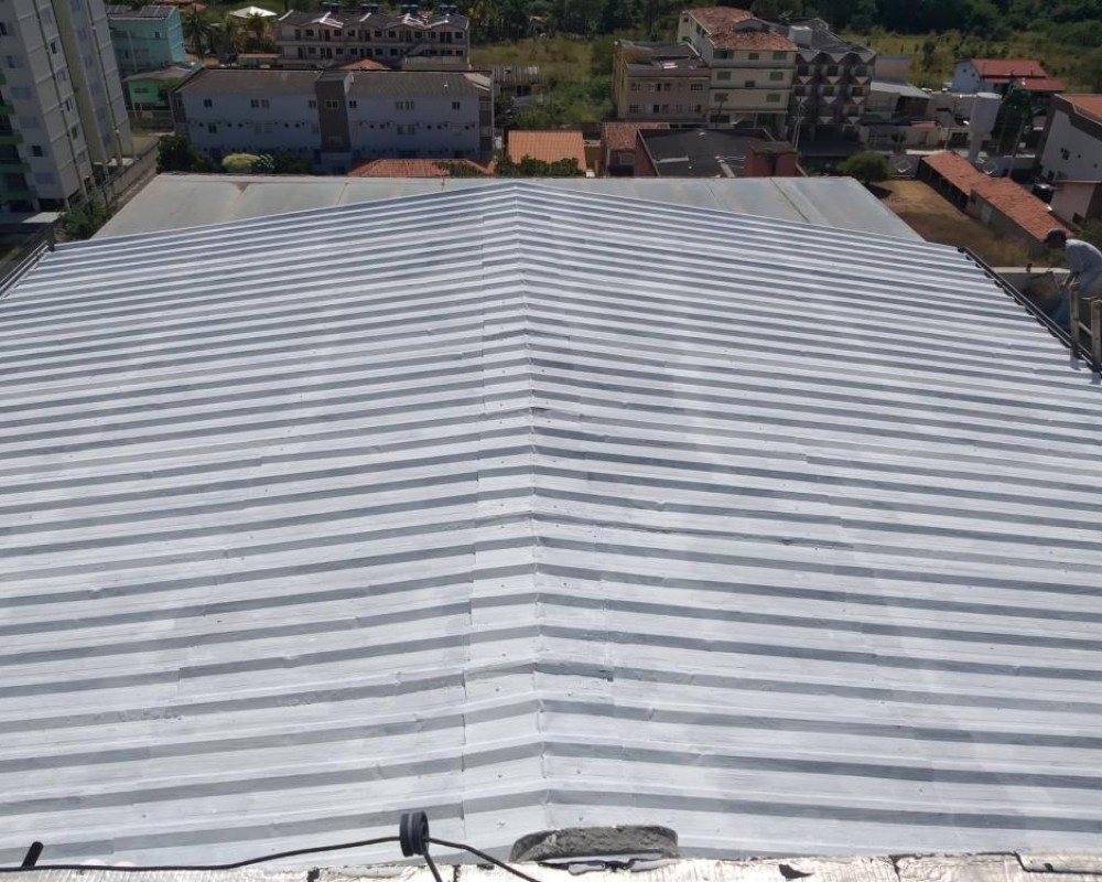 Imagem 2 da galeria Recuperação, impermeabilização, isolamento térmico para telhados galvanizados.