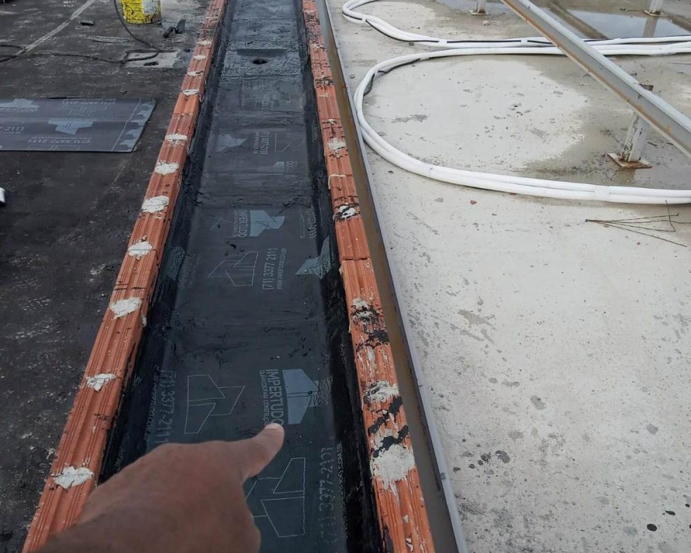 Imagem 44 da galeria Impermeabilização em calhas de concreto com manta asfáltica aluminizada.