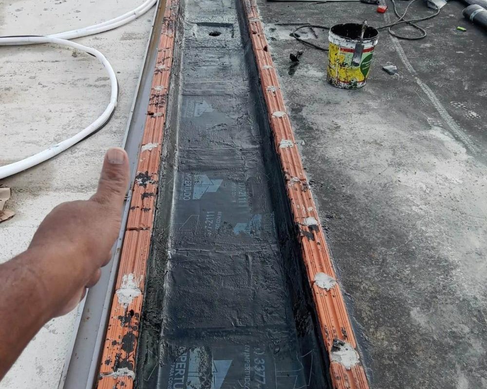 Imagem 34 da galeria Impermeabilização em calhas de concreto com manta asfáltica aluminizada.