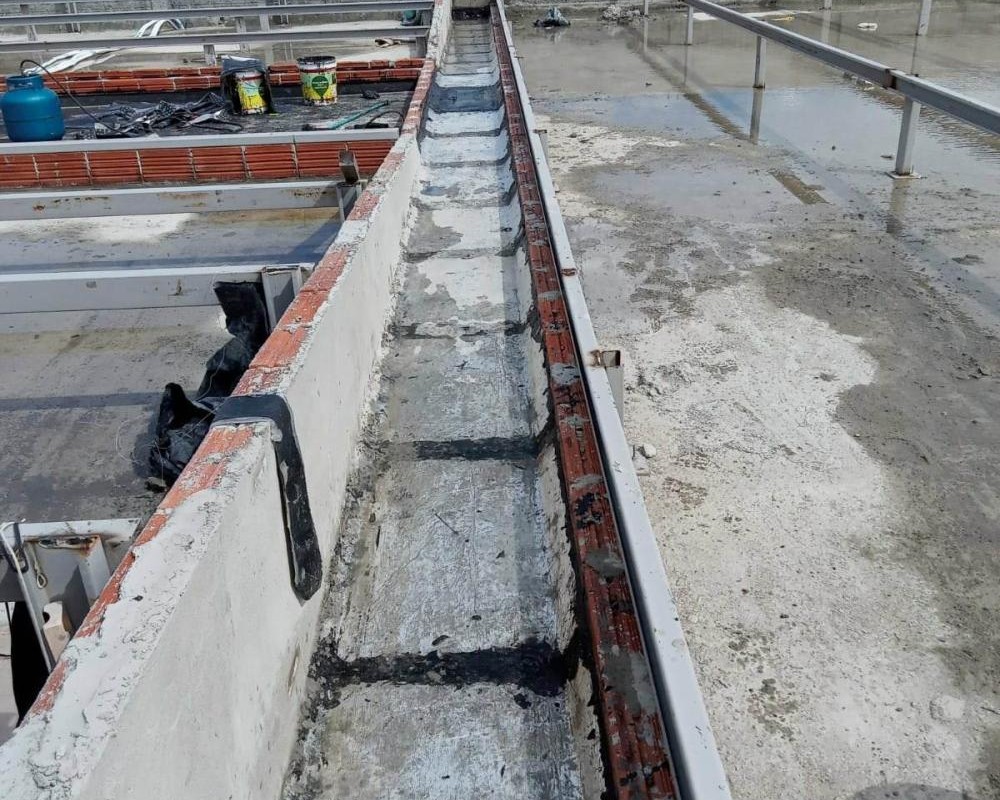 Imagem 41 da galeria Impermeabilização em calhas de concreto com manta asfáltica aluminizada.