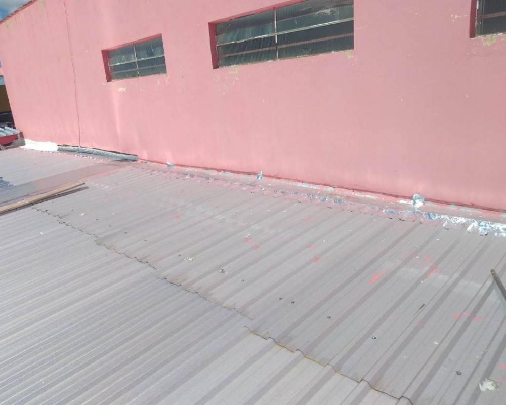 Imagem 13 da galeria Tratamento de goteiras e vazamentos em telhado galvanizado.