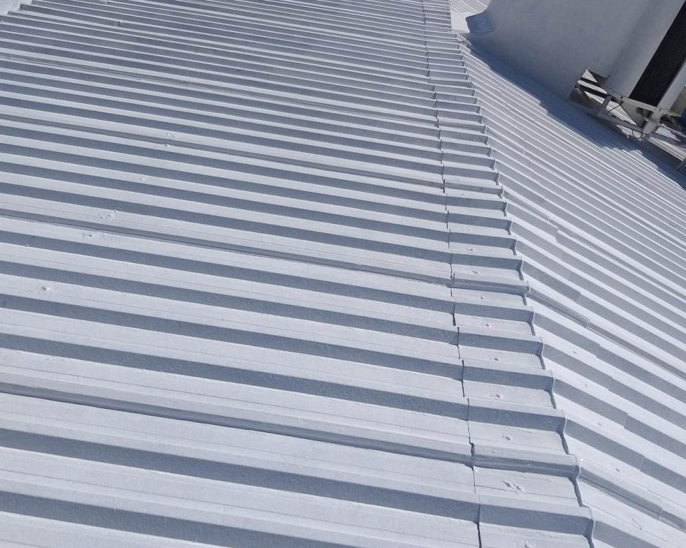 Imagem 4 da galeria Impermeabilização e isolamento térmico de telhado galvanizado. fita multiuso e tinta térmica emborrachada. 