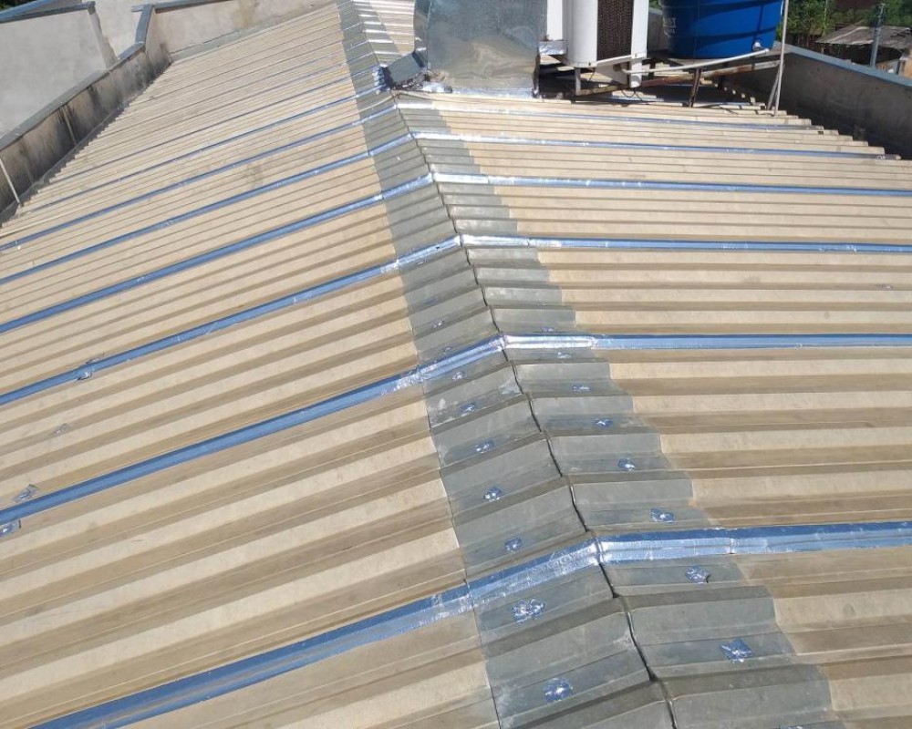 Imagem 24 da galeria Impermeabilização e isolamento térmico de telhado galvanizado. fita multiuso e tinta térmica emborrachada. 