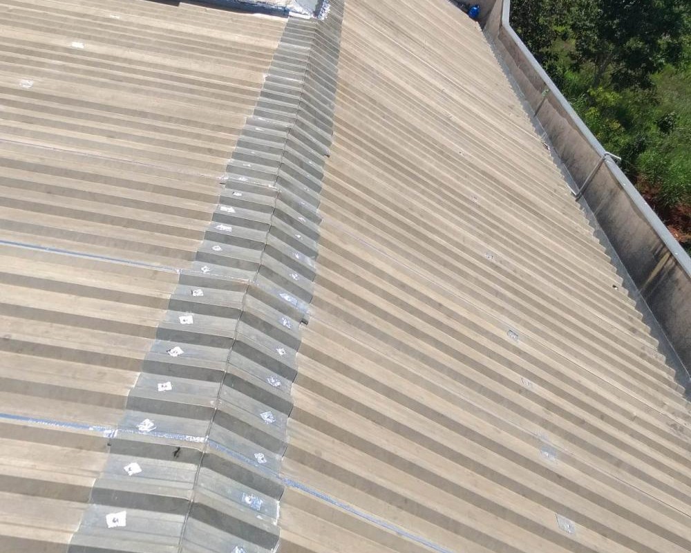 Imagem 33 da galeria Impermeabilização e isolamento térmico de telhado galvanizado. fita multiuso e tinta térmica emborrachada. 