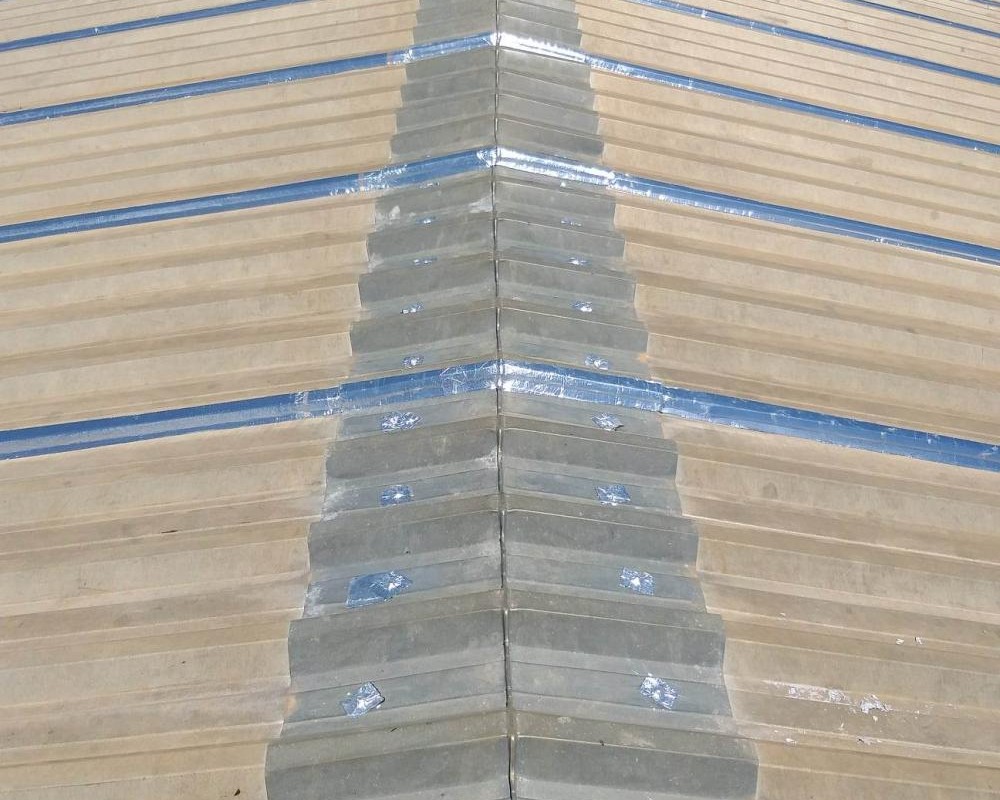Imagem 32 da galeria Impermeabilização e isolamento térmico de telhado galvanizado. fita multiuso e tinta térmica emborrachada. 