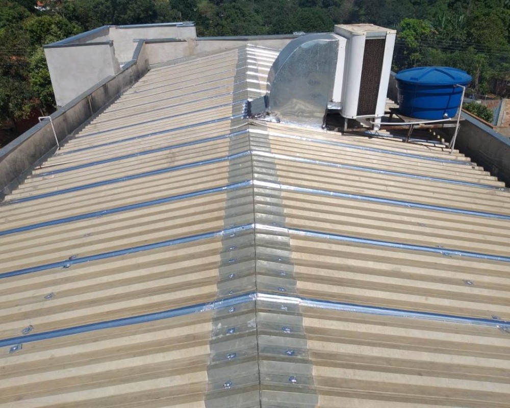 Imagem 29 da galeria Impermeabilização e isolamento térmico de telhado galvanizado. fita multiuso e tinta térmica emborrachada. 