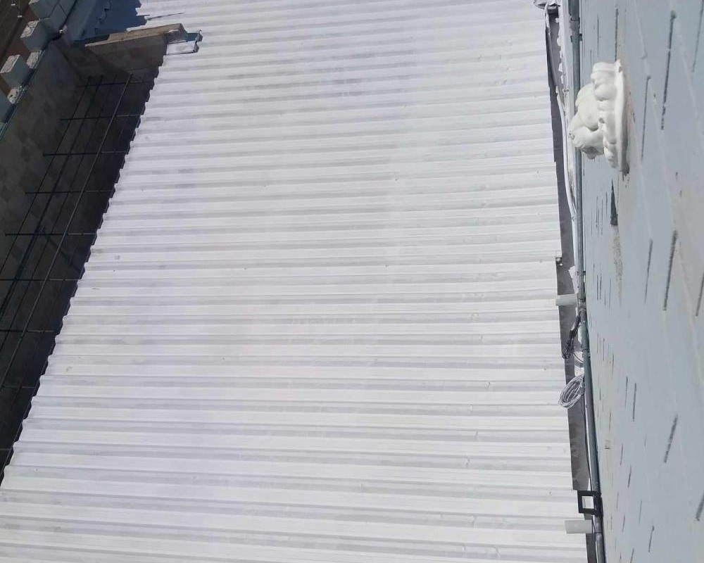 Imagem 2 da galeria Impermeabilização e isolamento térmico para e telhados coberturas expostas com tinta térmica emborrachada, lavar tratar as goteiras depois pintar duas demãos. 