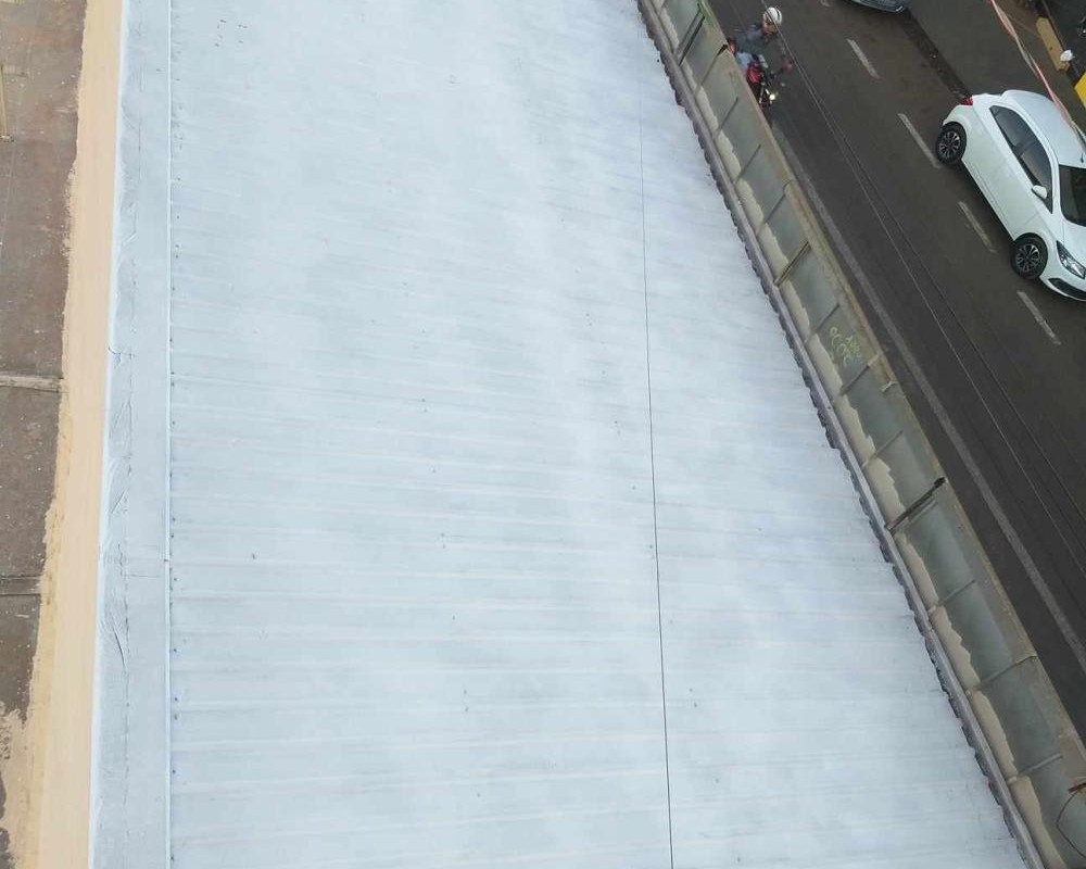 Imagem 10 da galeria Impermeabilização e isolamento térmico para telhados e coberturas, com borracha liquida térmica impede a passagem de água e calor indesejados.