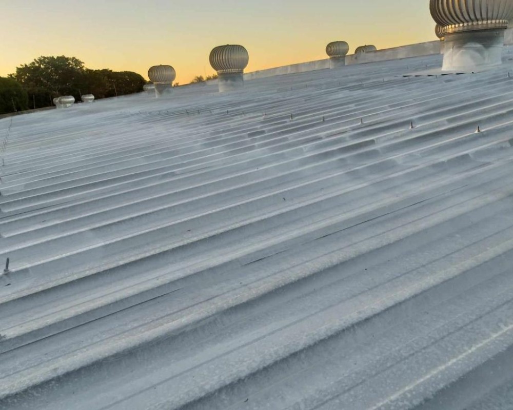 Imagem 18 da galeria Impermeabilização e isolamento térmico para telhados e coberturas, com borracha liquida térmica impede a passagem de água e calor indesejados.