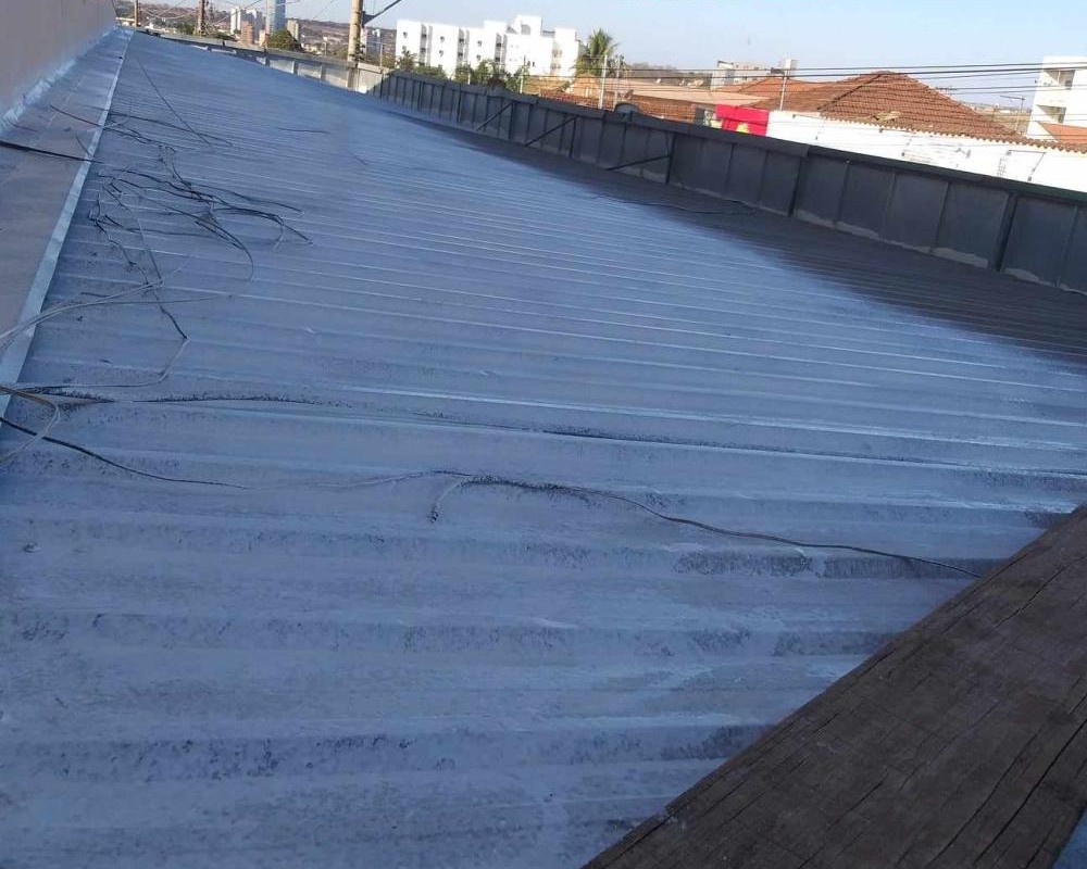 Imagem 6 da galeria Impermeabilização e isolamento térmico para telhados e coberturas, com borracha liquida térmica impede a passagem de água e calor indesejados.